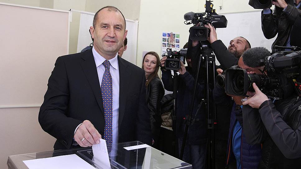 Румен Радев обошел Цецку Цачеву во втором туре выборов