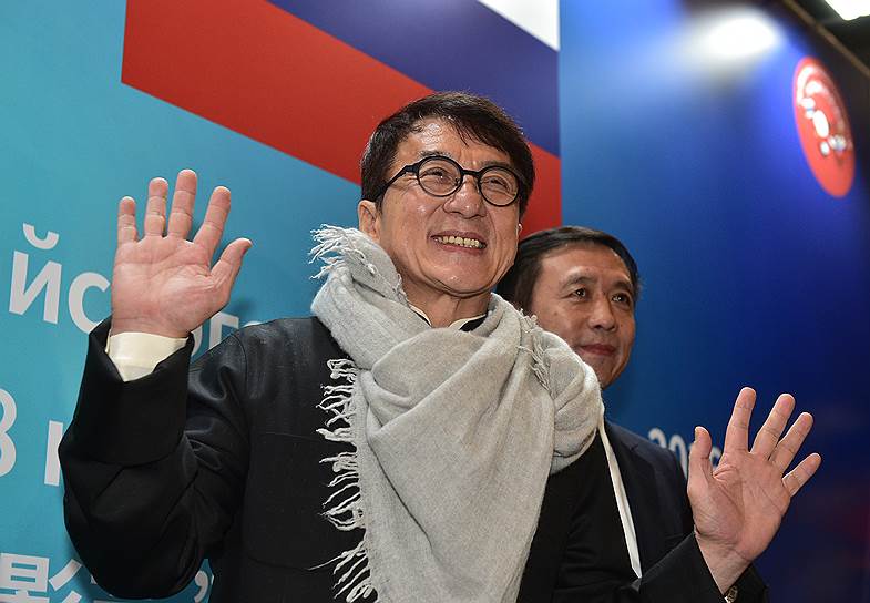 Китайский и американский актер Джеки Чан во время церемонии открытия Фестиваля китайского кино в кинотеатре «Космос»