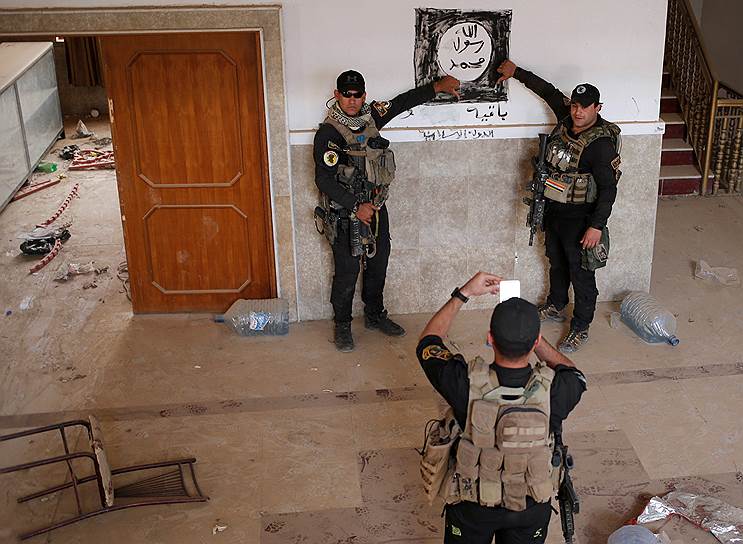 Барталла. Иракские военные фотографируются с эмблемой «Исламского государства» в церковном здании после вытеснения террористов из города