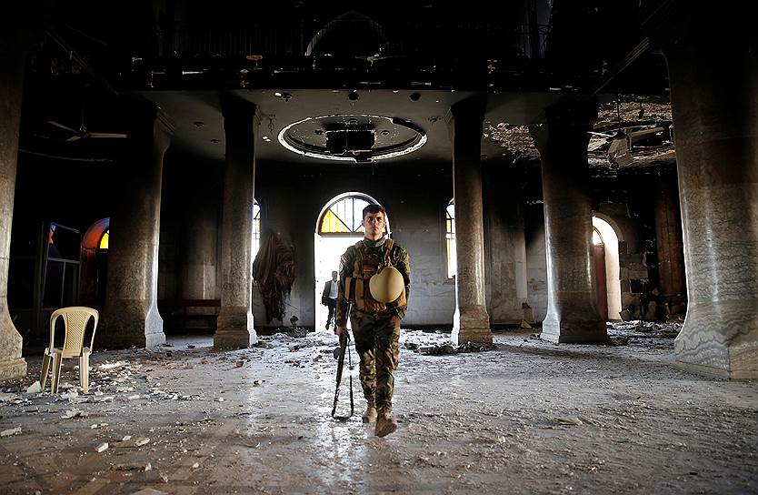Каракош. Иракский военный перед первым воскресным богослужением в соборе Непорочного Зачатия