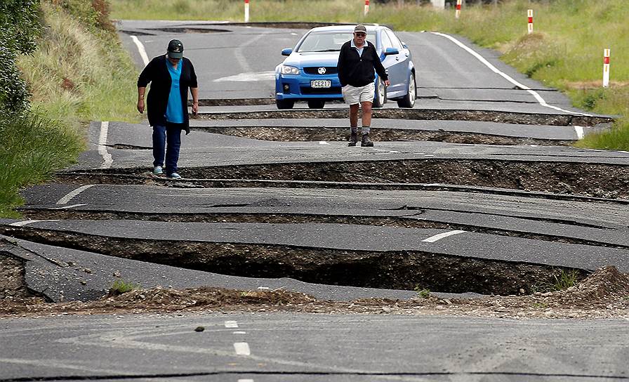 Бленем, Новая Зеландия. Местные жители идут по дороге, разрушенной двойным землетрясением