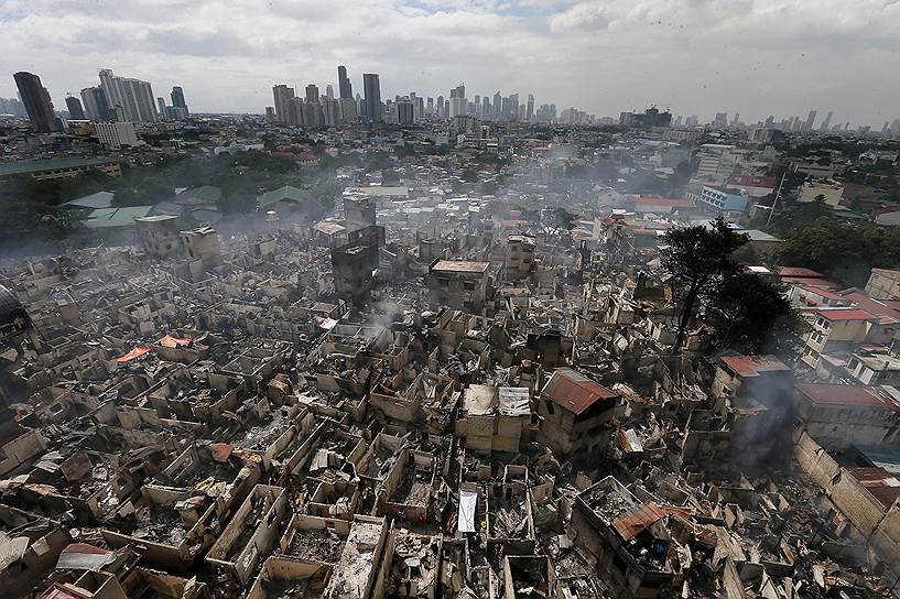 Манила, Филиппины. Дым от пожара в одном из районов города, в результате которого домов лишились около 5 тыс. человек 