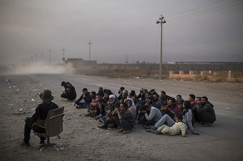 Барталла, Ирак. Беженцы из Мосула ждут документов на одном из пропускных пунктов