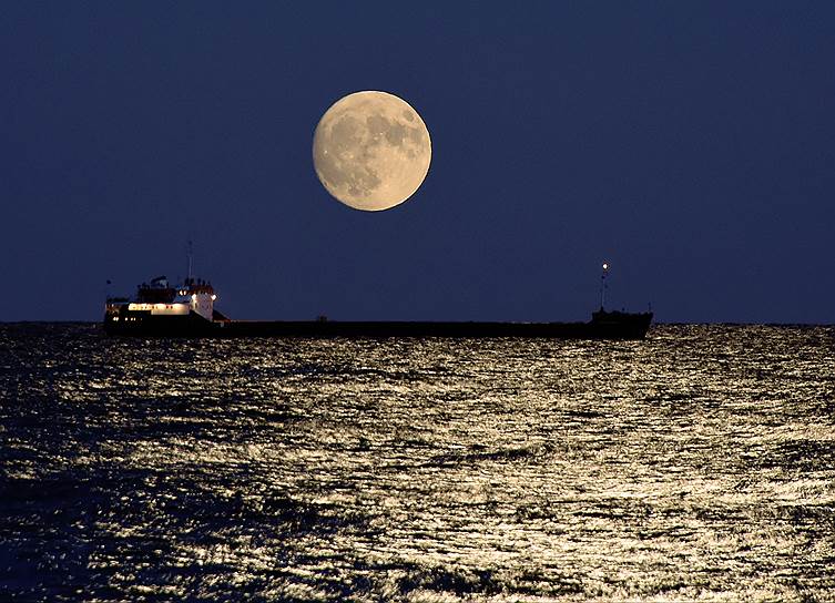 Ялта, Россия. Луна над Черным морем