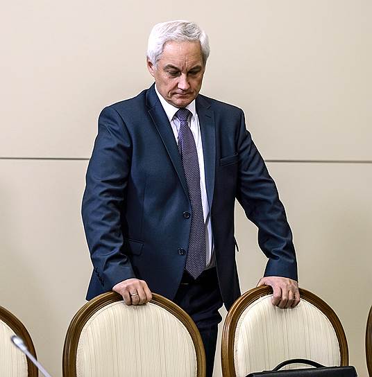 Помощник президента Андрей Белоусов не может не думать о том, что в кабинете министров вдруг стали появляться свободные стулья
