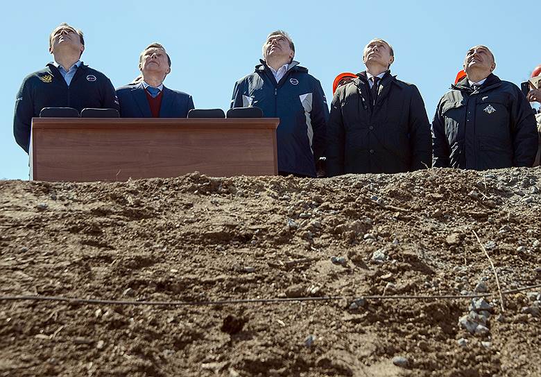 Запуск ракеты-носителя на космодроме высокопоставленные гости Восточного во главе с президентом Путиным наблюдали из-за бруствера, а не из специального комплекса, который не был построен в связи с махинациями на стадии проектирования