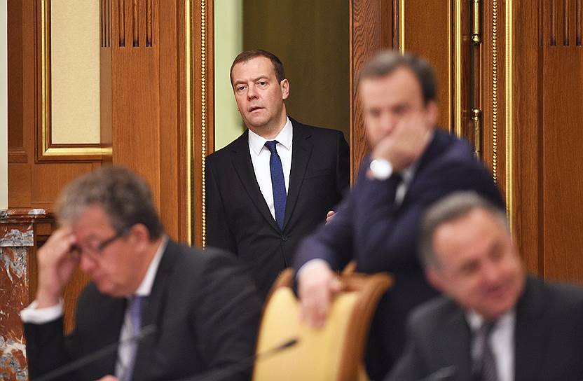 Председатель правительства России Дмитрий Медведев (в центре)