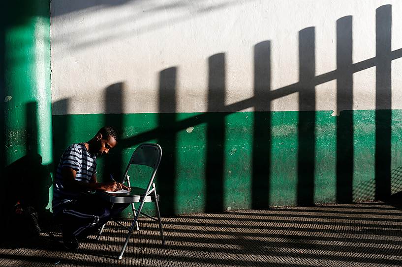 Тапачула, Мексика. Беженец из Сомали заполняет анкету в миграционном центре на границе с США