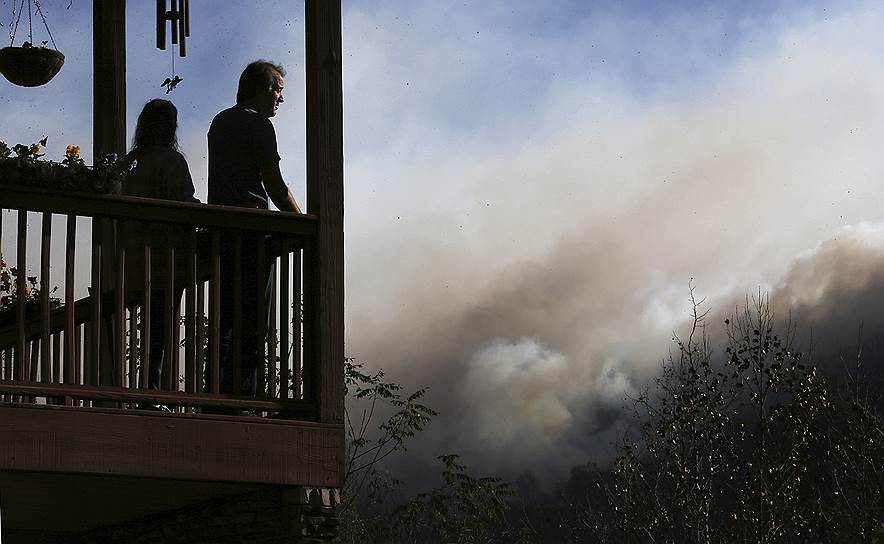 Тейт Сити, США. Местные жители смотрят на лесной пожар, который охватил город