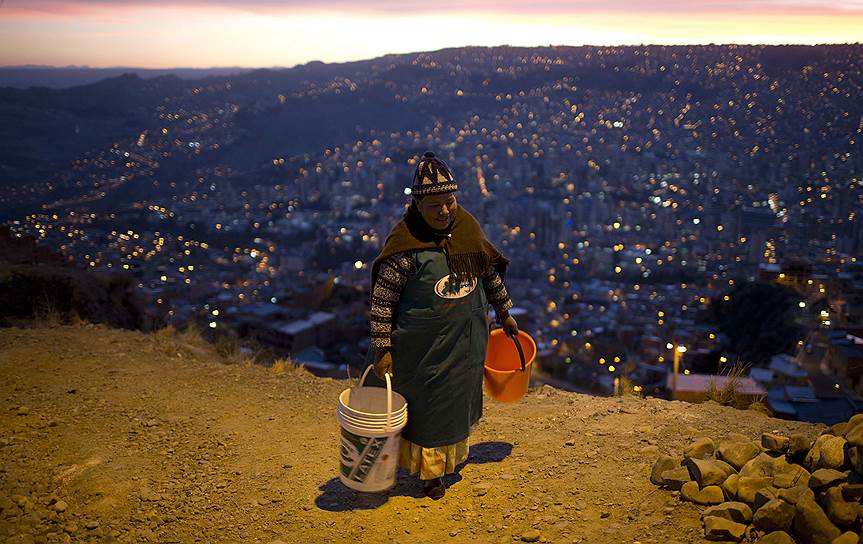Ла-Пас, Боливия. Женщина с двумя ведрами идет за водой. Власти города объявили о сильнейшей за 25 лет засухе