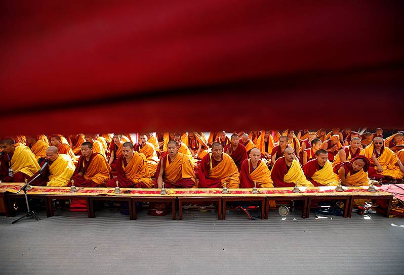 Катманду, Непал. Буддистские монахи молятся перед открытием нового храма