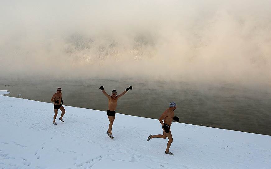 Дивногорск, Россия. Местные жители разогреваются перед купанием в реке Енисей