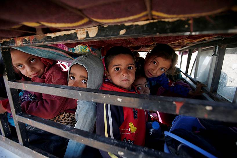 Башика, Ирак. Беженцы из Мосула едут в специальный лагерь для тех, кто покидает город во время операции по борьбе с террористами «Исламского государства»