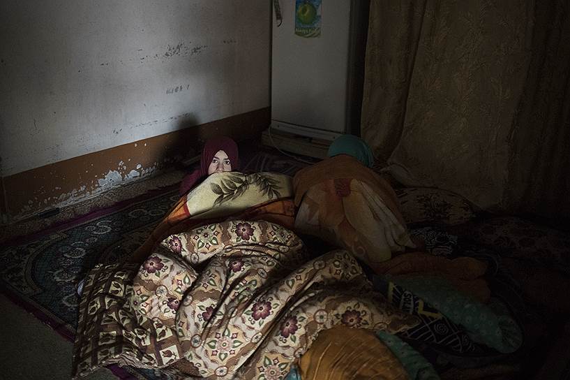 Мосул, Ирак. Девочка прячется под покрывало во время штурма дома иракскими военными