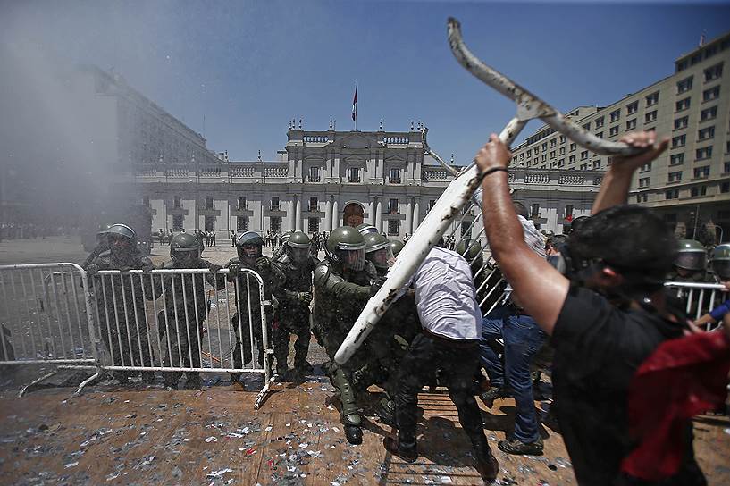 Сантьяго, Чили. Демонстранты штурмуют резиденцию президента. В стране прошли акции с требованием поднять заработную плату рабочим