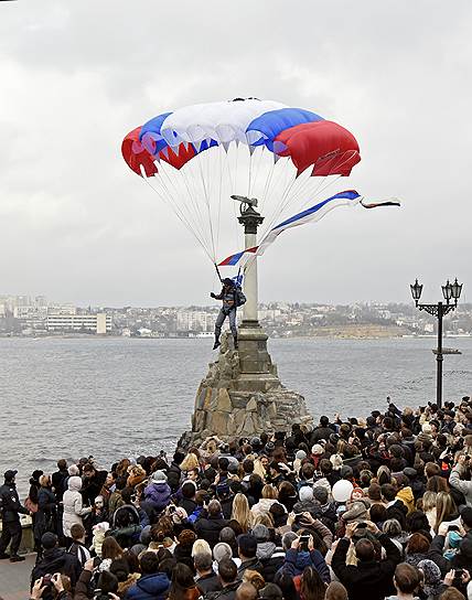 15 ноября. Международный уголовный суд (МУС) в Гааге признал ситуацию с Крымом равнозначной международному вооруженному конфликту между Украиной и Россией. Позднее Москва заявила о том, что выходит из соглашения по МУС