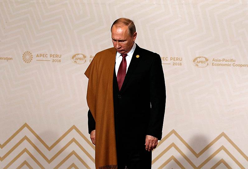 Лима, Перу. Президент России Владимир Путин в национальной одежде перуанцев во время открытия саммита АТЭС