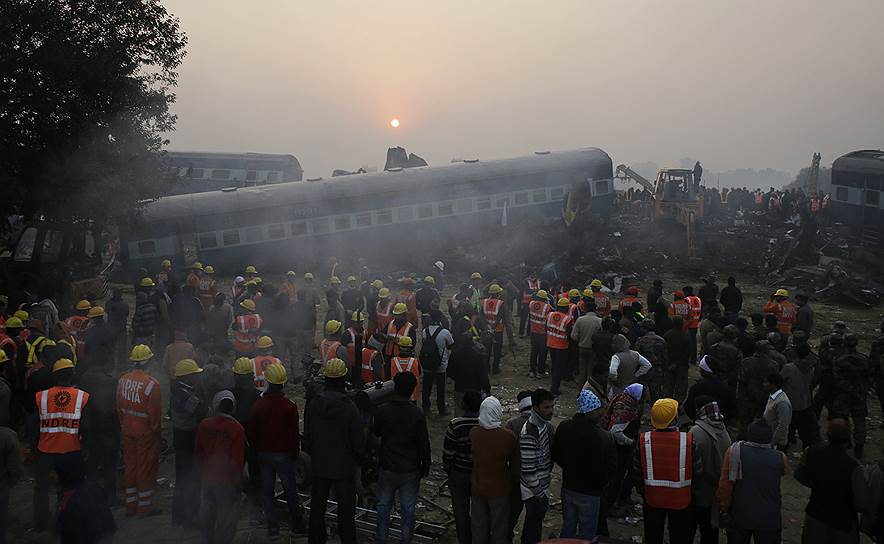 Пукраян, Индия. Спасатели на месте крушения поезда 