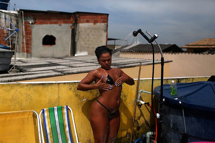 Рио-де-Жанейро, Бразилия. Женщина клеит специальную ленту в форме бикини, чтобы сохранить ровные контуры загара