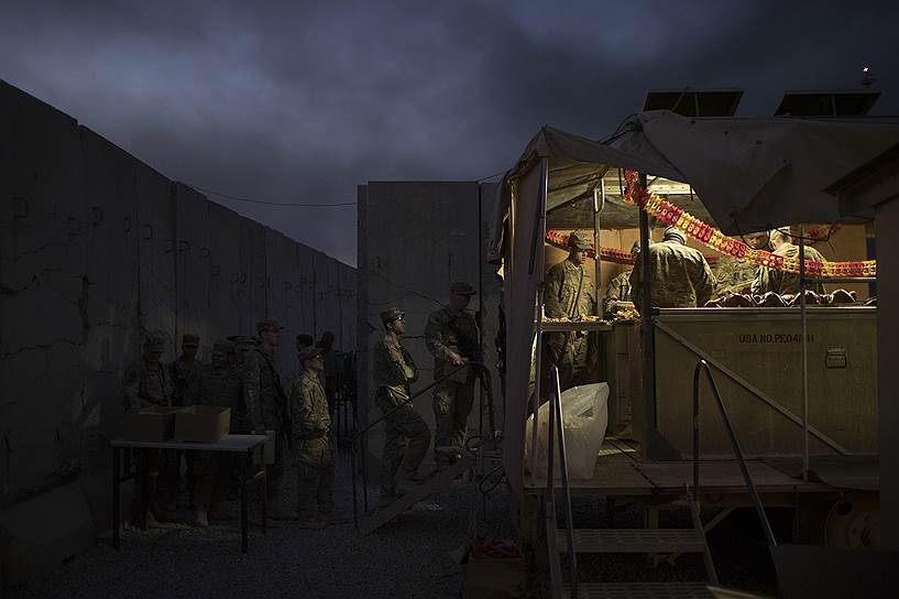 Мосул, Ирак. Военные из США стоят в очереди за праздничным ужином в честь Дня благодарения