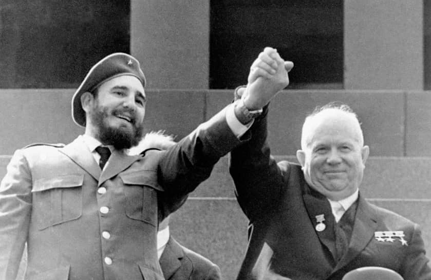 В 1961 году Фидель Кастро объявил о социалистическом характере Кубинской революции, что способствовало дальнейшему сближению Кубы с СССР. Как и в других странах социалистического блока, на острове была осуществлена национализация промышленности, большинства частных земельных владений, транспорта, средств связи и массовой информации
&lt;br>На фото: с первым секретарем ЦК КПСС Никитой Хрущевым, 1963 год
