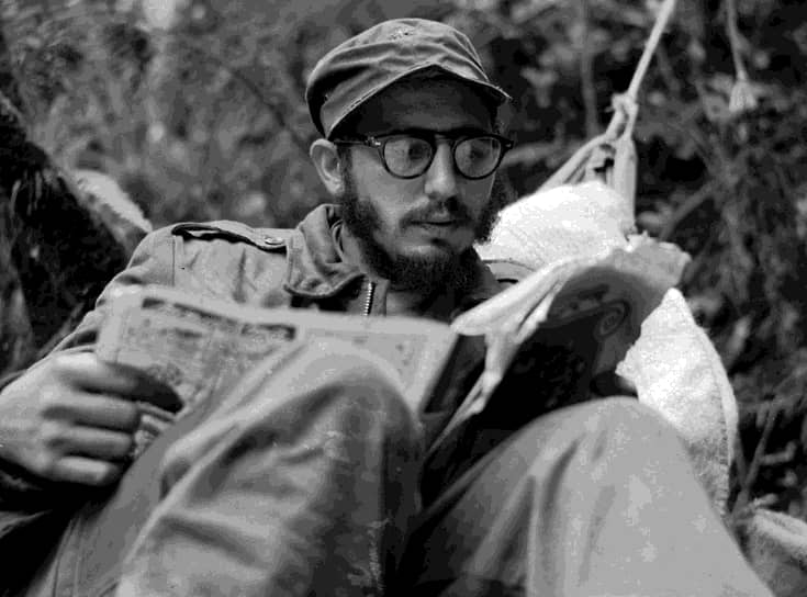 Во время учебы Фидель Кастро примкнул к радикальной студенческой организации «Революционный повстанческий союз», которая выступала за политические преобразования на Кубе и придерживалась насильственных методов борьбы. Позднее он вступил в Партию  кубинского народа, которая придерживалась националистических и коммунистических идей