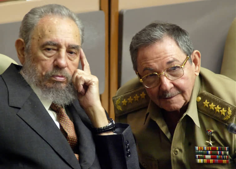 31 июля 2006 года из-за ухудшения здоровья Фидель Кастро временно передал свои полномочия группе из семи человек во главе с Раулем Кастро (справа). 18 февраля 2008 года Фидель объявил о своем окончательном уходе со всех государственных постов, а в 2011 году передал Раулю Кастро полномочия первого секретаря ЦК Коммунистической партии Кубы