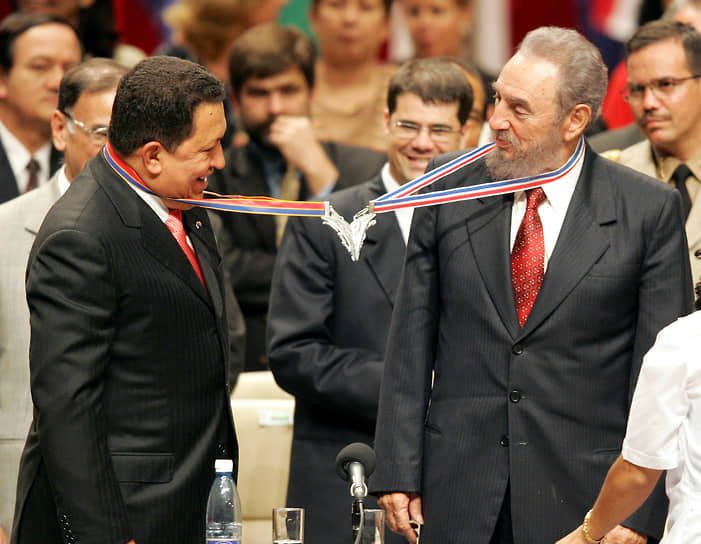 Бывший президент Венесуэлы Уго Чавес (слева) о Фиделе Кастро:  «Кузнец истории, учитель, я говорю это без стеснения, ты — отец революций на этом континенте, ты — наш отец»
