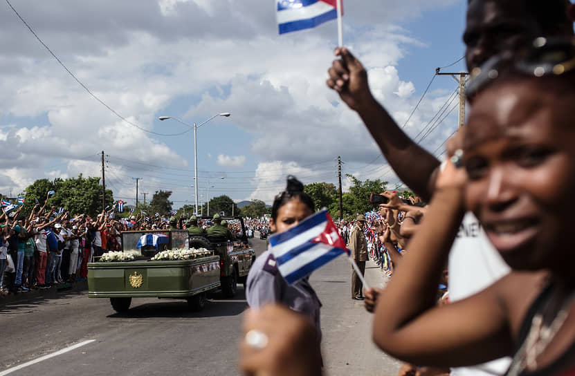 После этого кортеж с прахом отправили в город Сантьяго-де-Куба по маршруту, пройденному революционерами в 1959 году. Фидель Кастро покоится на городском кладбище Санта-Ифигения 