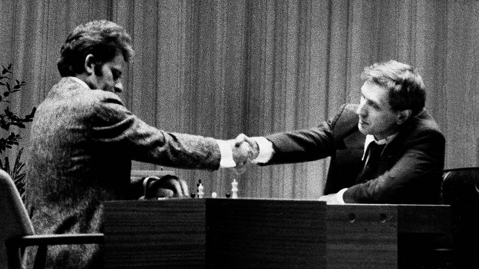 В матче за первенство мира 1972 года Борис Спасский (слева) встретился с американским шахматистом Робертом Фишером (справа). Начало игры, названной в прессе  «матчем века», дважды переносилось из-за несогласия с финансовыми условиями и неявки Бобби Фишера. Во время матча провокации допускали обе стороны. Так, американский спортсмен не пришел на вторую партию после того, как организаторы отказались убирать камеры из зала, а после шестой партии советская делегация заменила стул Бориса Спасского на кресло. В итоге советский спортсмен проиграл матч со счетом 8,5:12,5