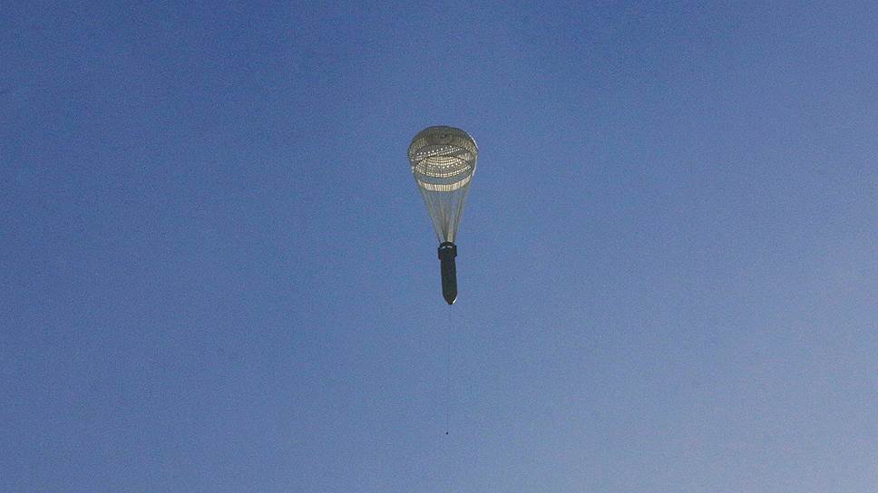 Алеппо, Сирия. Ракета на парашюте летит на позиции повстанцев