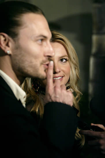 В 2004 году спустя несколько месяцев после знакомства Бритни Спирс сообщила о помолвке с рэпером и танцором Кевином Федерлайном (на фото). Отношения пары были запечатлены в реалити-шоу Britney &amp; Kevin: Chaotic