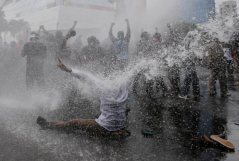 Джакарта, Индонезия. Полиция разгоняет участников акции протеста, выступающих за независимость провинции Западное Папуа