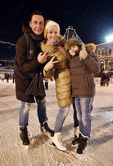 Певец Стас Костюшкин с супругой Юлией и сыном Богданом во время церемонии открытия XI сезона «ГУМ-Катка» и «ГУМ-Ярмарки» на Красной площади 