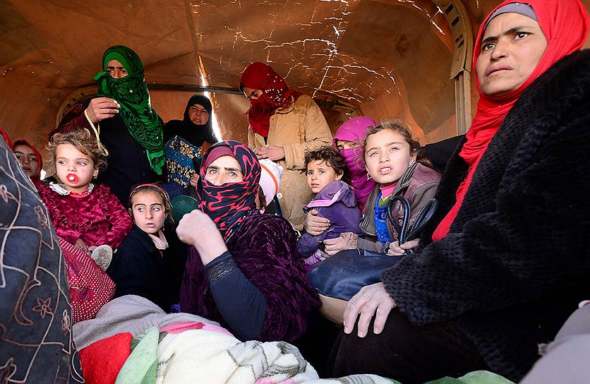 Синджар, Ирак. Потерявшие дом жители Мосула едут в специальный лагерь для беженцев