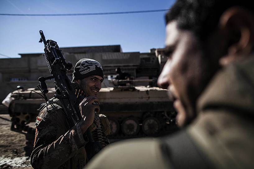 Мосул, Ирак. Военный во время операции по вытеснению боевиков «Исламского государства» из города