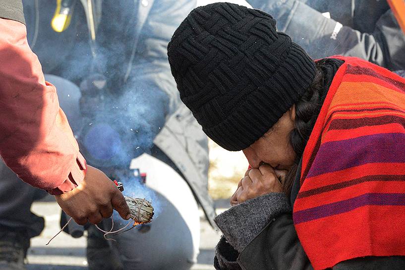 К протестующим индейцам присоединились экологи и активисты по всему миру. В частности, как сообщается на сайте Greenpeace, 1 декабря члены организации объявили бойкот Citibank, который финансирует проект. У отделений банка активисты устроили пикеты, заявили об отказе от его услуг&lt;br>На фото: протесты в Северной Дакоте