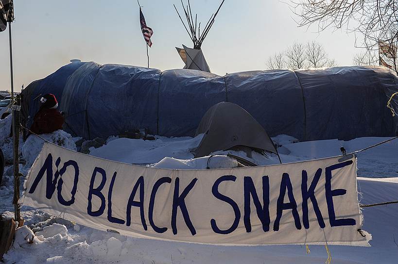 Баннер с надписью «Нет черной змее», как называют нефтепровод индейцы