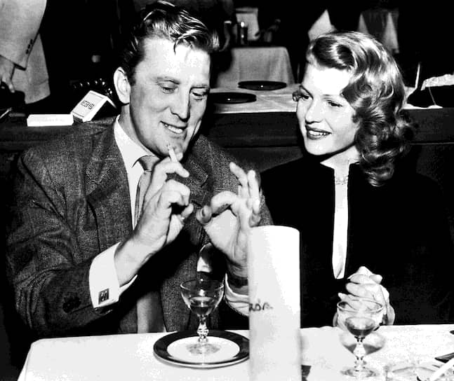 Вернувшись из армии, Дуглас начал активно работать на Бродвее. А в 1945 году переехал в Лос-Анджелес (штат Калифорния), где начал сотрудничать с голливудскими продюсерами. Дебют на большом экране состоялся в 1946 году в фильме «Странная любовь Марты Айверс». После этого начинающему актеру начали предлагать работу, но только лишь на вторых ролях&lt;br> На фото: актриса Рита Хейворт и Кирк Дуглас