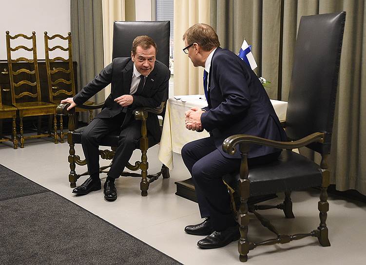 Председатель правительства России Дмитрий Медведев (слева) и премьер-министр Финляндии Юха Сипиля