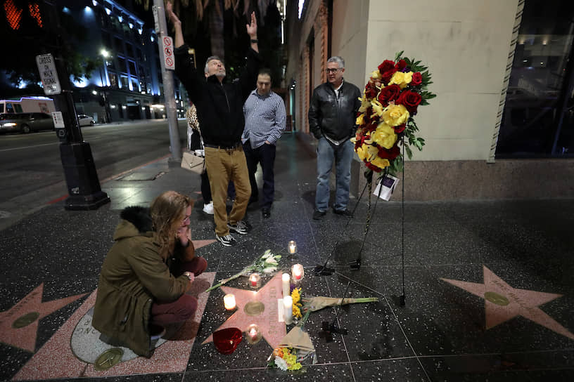 Поклонники актера несут цветы к его звезде на Аллее славы в Голливуде