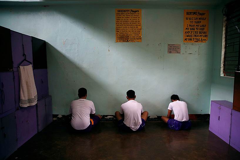 Манила, Филиппины. Местные жители во время курса реабилитации от наркозависимости 