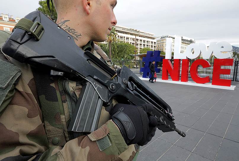 Ницца, Франция. Солдат патрулирует город во время реализации антитеррористического плана «Вижипират»