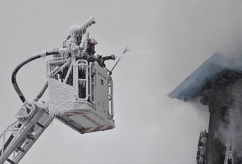 Москва, Россия. Сотрудники МЧС тушат пожар в ангаре со стройматериалами