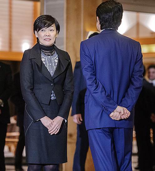 Японский премьер Синдзо Абэ и его жена Акиэ Абэ замерли в ожидании решения по Курильским островам. И не зря