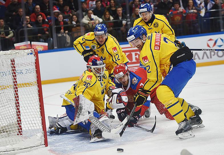 Иван Телегин (№7) и его партнеры по сборной России не сумели справиться с дисциплинированной шведской командой