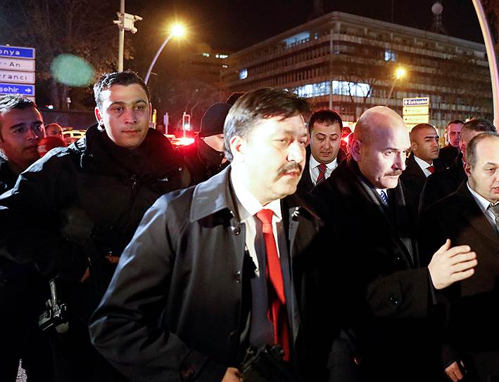 Глава турецкого МВД Сюлейман Сойлу вскоре прибыл на место происшествия 