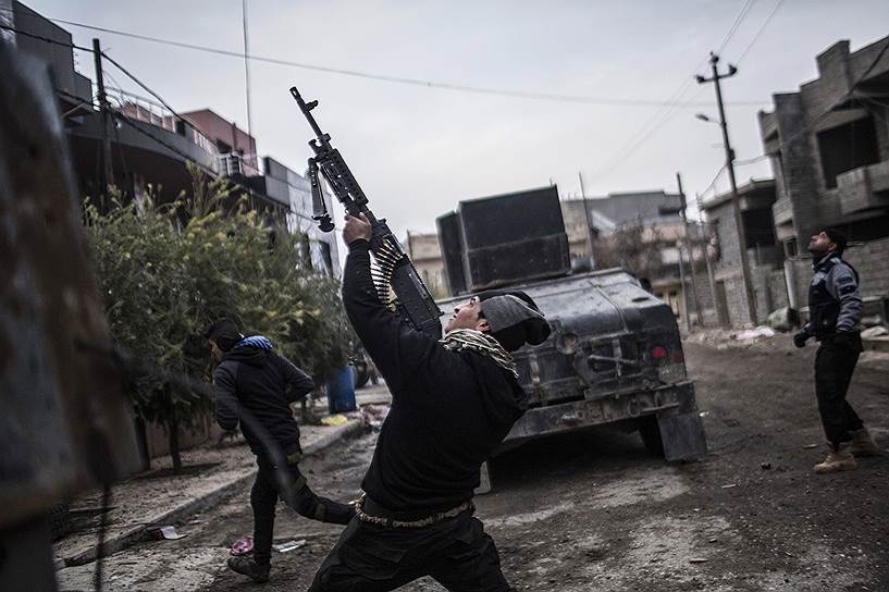 Мосул, Ирак. Военный стреляет по беспилотнику террористов «Исламского государства»