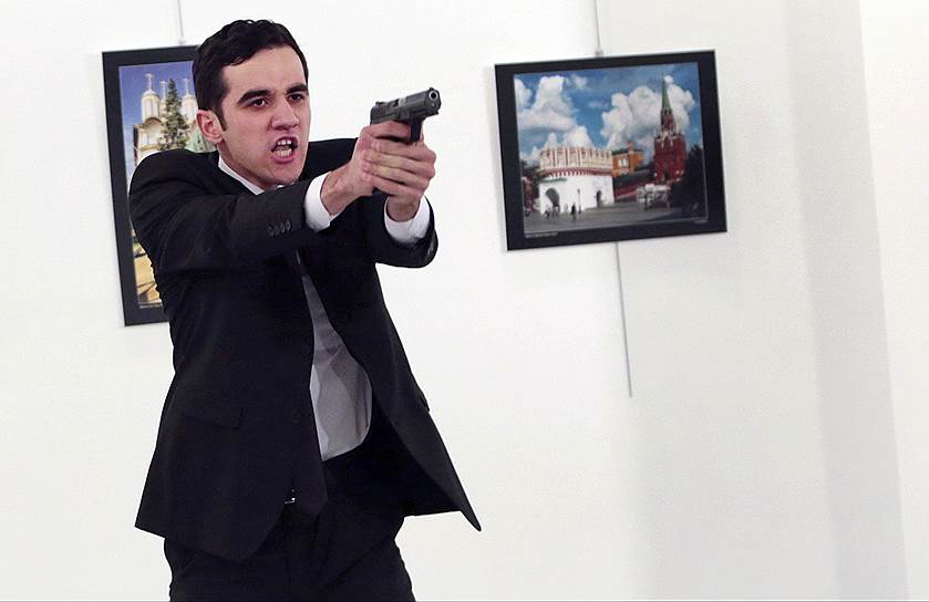 Сотрудник полиции Мевлют Мерт Алтынташ, застреливший посла России Андрея Карлова во время выставки в Анкаре