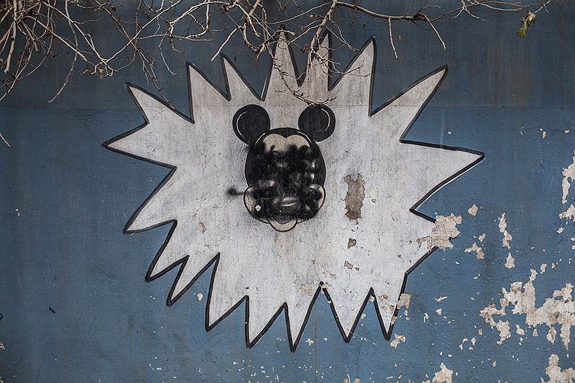 Мосул, Ирак. Изображение Микки Мауса на стене детского сада, закрашенное боевиками «Исламского государства»